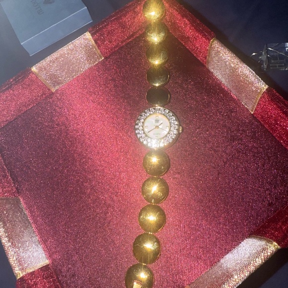 Luxurious Gold Women's Watch with Crystal Bezel - Picture 5 of 15